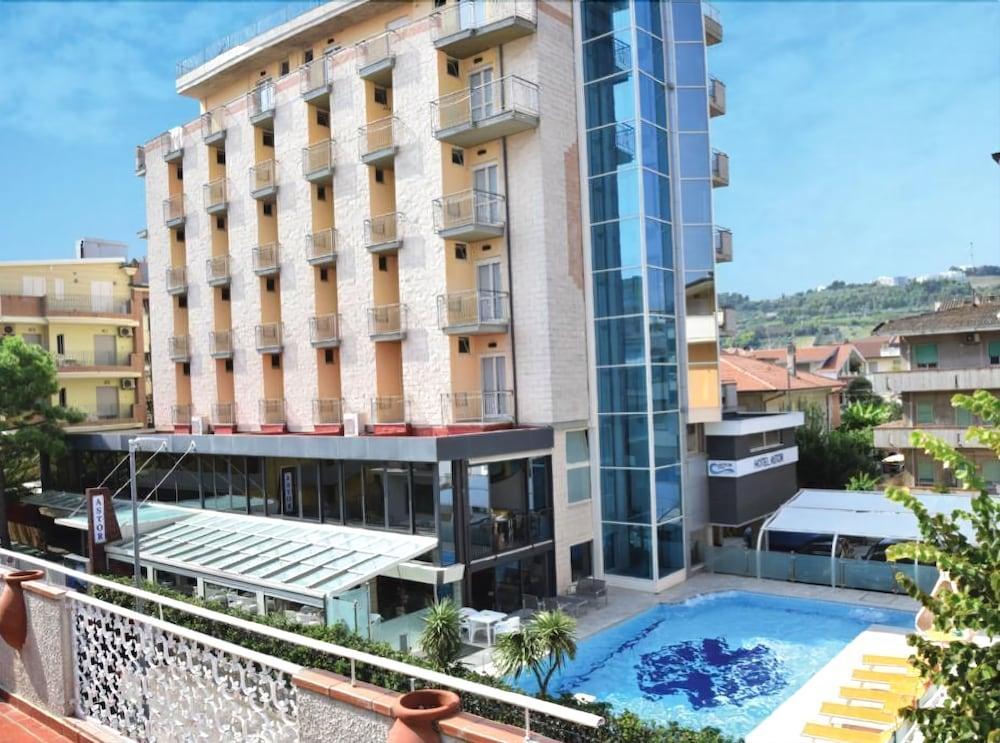 Hotel Astor Алба Адриатика Екстериор снимка