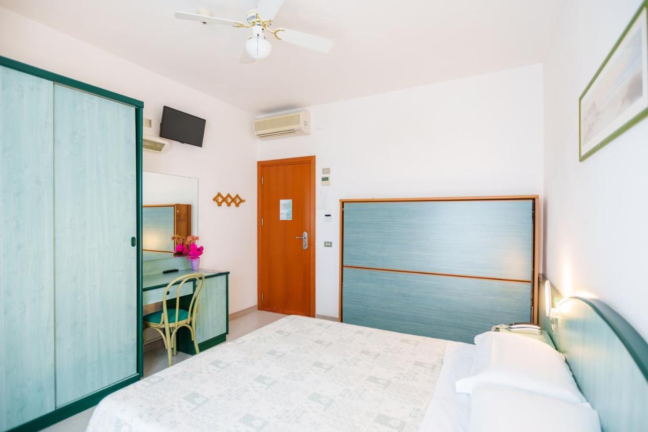 Hotel Astor Алба Адриатика Екстериор снимка