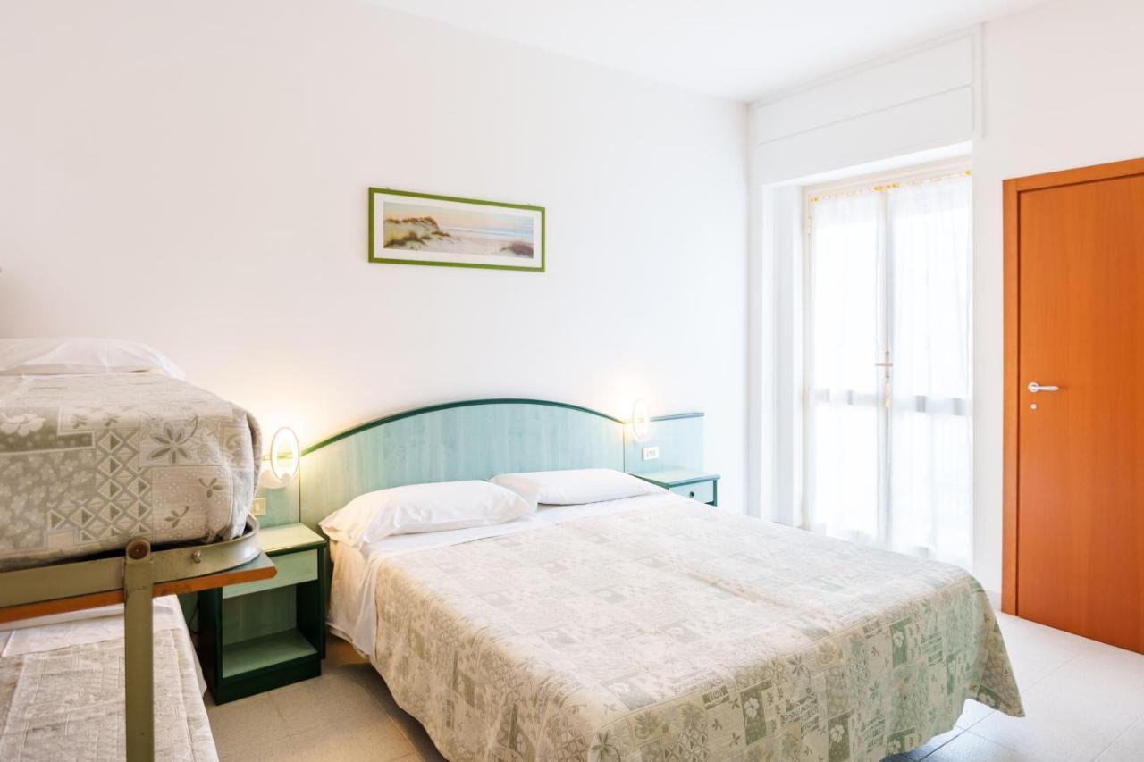 Hotel Astor Алба Адриатика Екстериор снимка