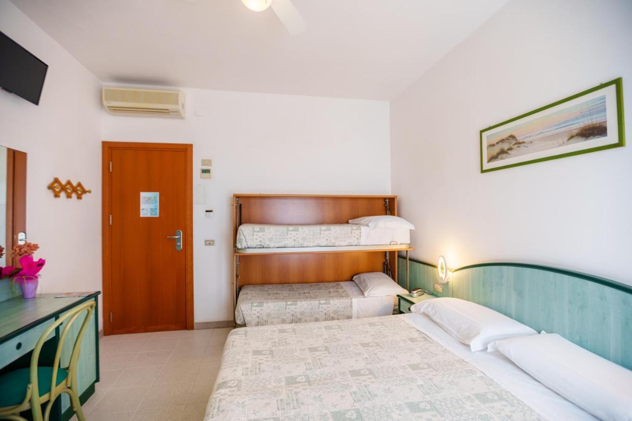 Hotel Astor Алба Адриатика Екстериор снимка
