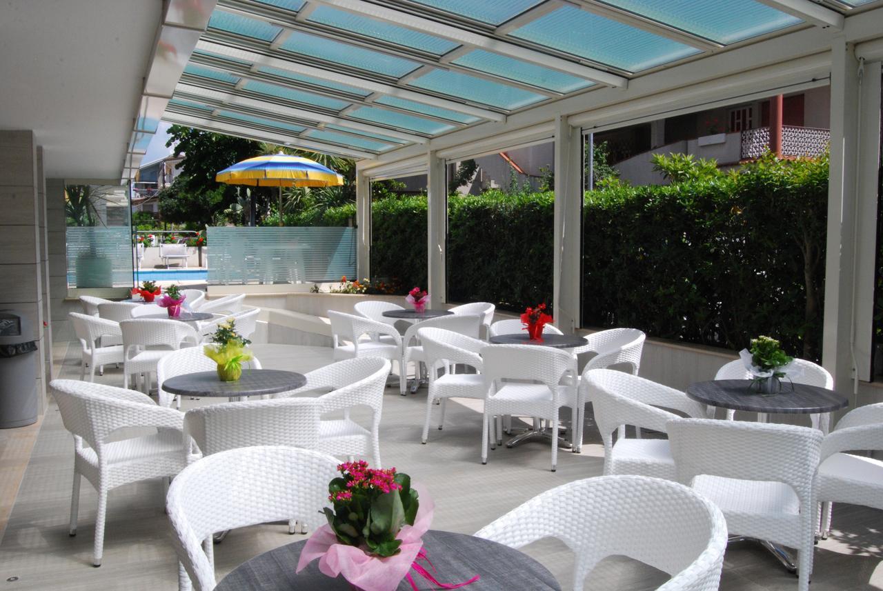 Hotel Astor Алба Адриатика Екстериор снимка