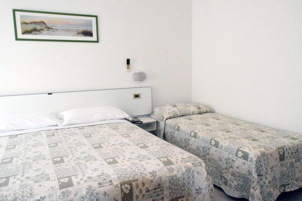 Hotel Astor Алба Адриатика Екстериор снимка