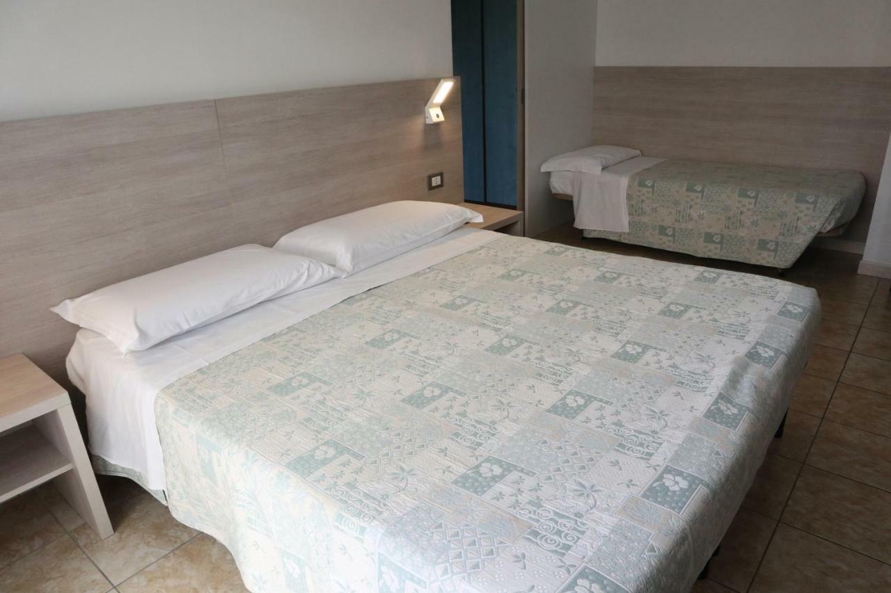 Hotel Astor Алба Адриатика Екстериор снимка